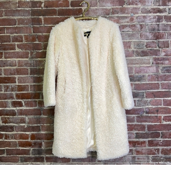 LIKE NEW 🤩Serena Williams fuzzy teddy Sherpa like long cream coat - Picture 2 of 4